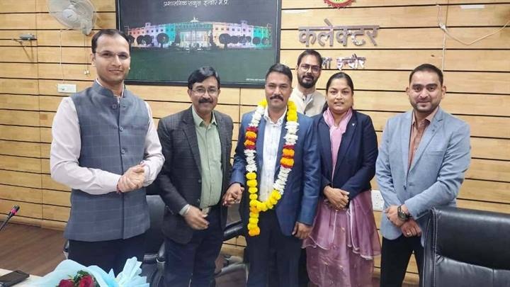 सांवेर टीम को कलेक्टर कार्यालय में सम्मानित किया सांवेर टीम को कलेक्टर कार्यालय में सम्मानित किया