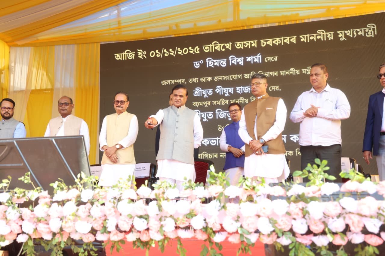 मुख्यमंत्री डॉ हिमंत बिस्व सरमा बरहमपुर में महिलाओं को उद्यमिता बीज पूंजी वितरित करते हुए।