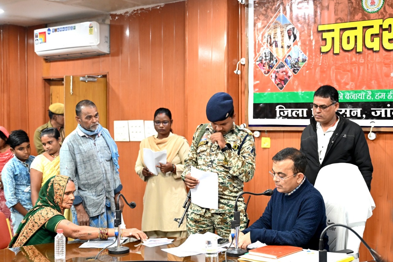 जांजगीर कलेक्टर ने जनदर्शन कार्यक्रम में सुनी आमजनों की समस्याएं जांजगीर कलेक्टर ने जनदर्शन कार्यक्रम में सुनी आमजनों की समस्याएं