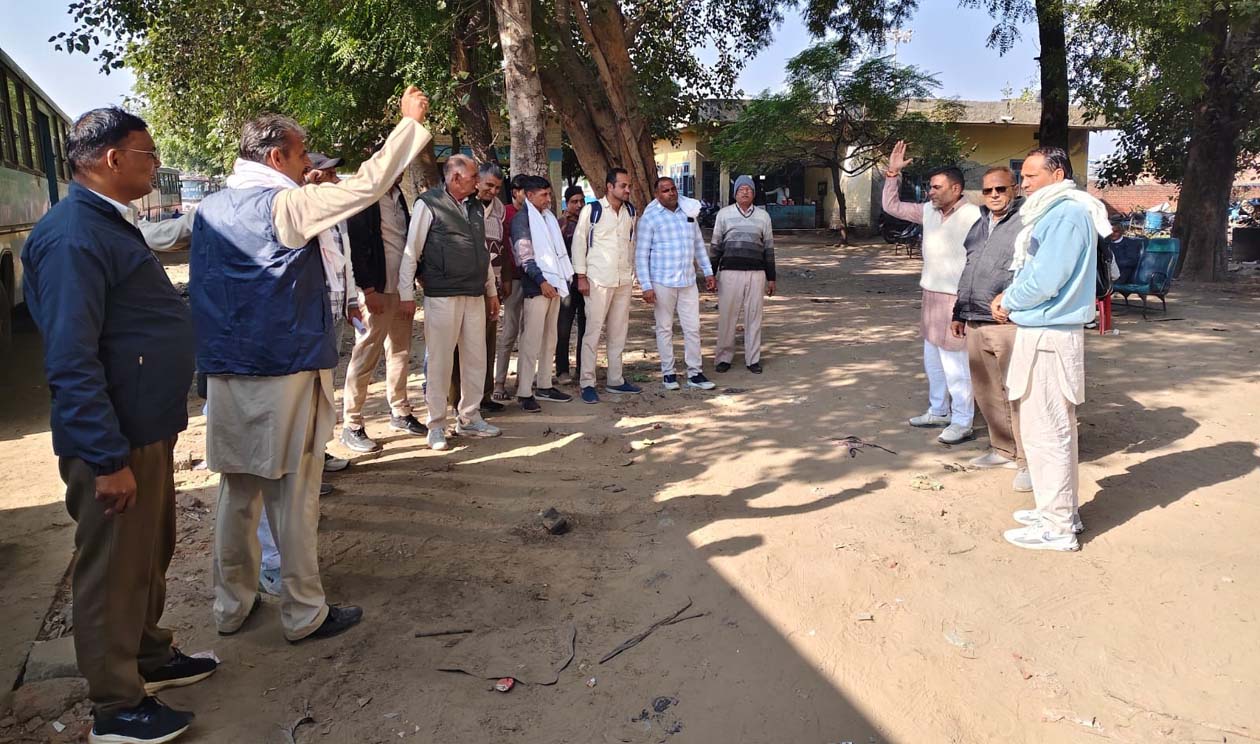 Punjab रोडवेज कर्मचारियों के समर्थन में प्रदर्शन करते हिसार डिपो के रोडवेज कर्मचारी. Punjab रोडवेज कर्मचारियों के समर्थन में प्रदर्शन करते हिसार डिपो के रोडवेज कर्मचारी.