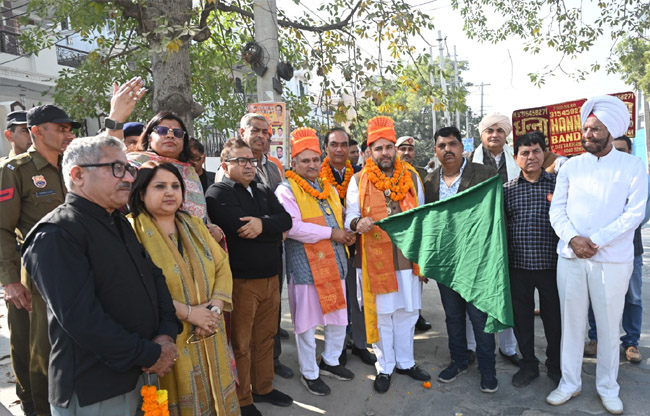 सोनीपत शोभा यात्रा को विधायक निखिल मदान और नगर निगम मेयर राजीव जैन ने हरी झंडी दिखाकर रवाना करते हुए सोनीपत शोभा यात्रा को विधायक निखिल मदान और नगर निगम मेयर राजीव जैन ने हरी झंडी दिखाकर रवाना करते हुए