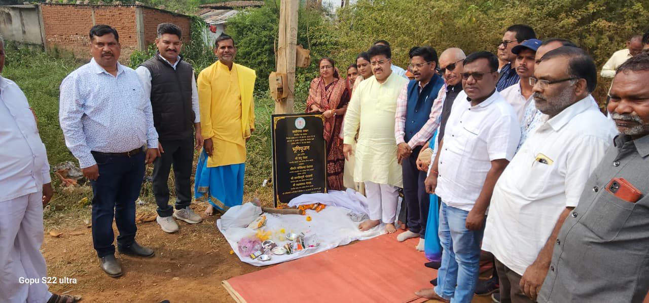 भूमिपूजन के बाद समूह में खड़े हुए अतिथिगणण