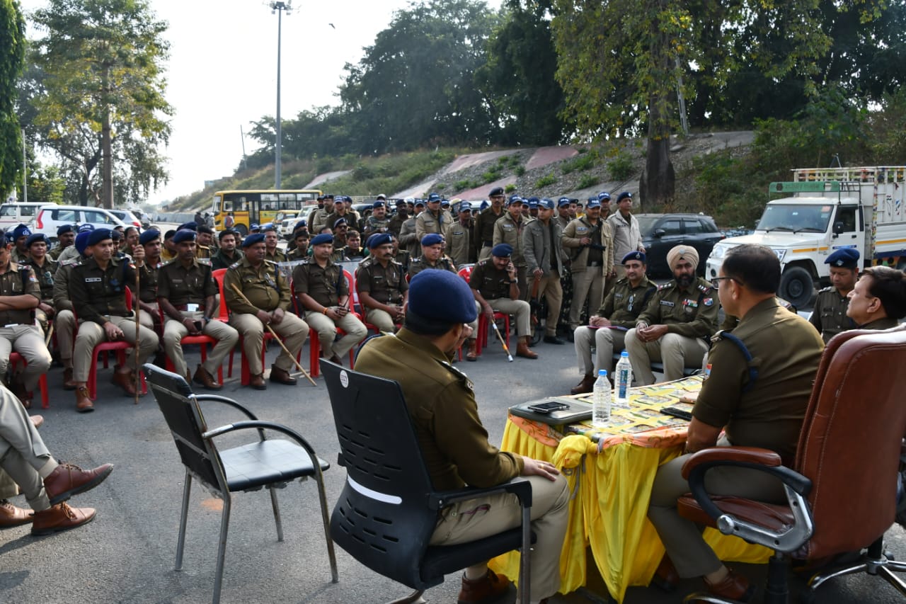 सुप्रीम कोर्ट के फैसले से पहले पुलिस का बनभूलपुरा में फ्लैग मार्च सुप्रीम कोर्ट के फैसले से पहले पुलिस का बनभूलपुरा में फ्लैग मार्च