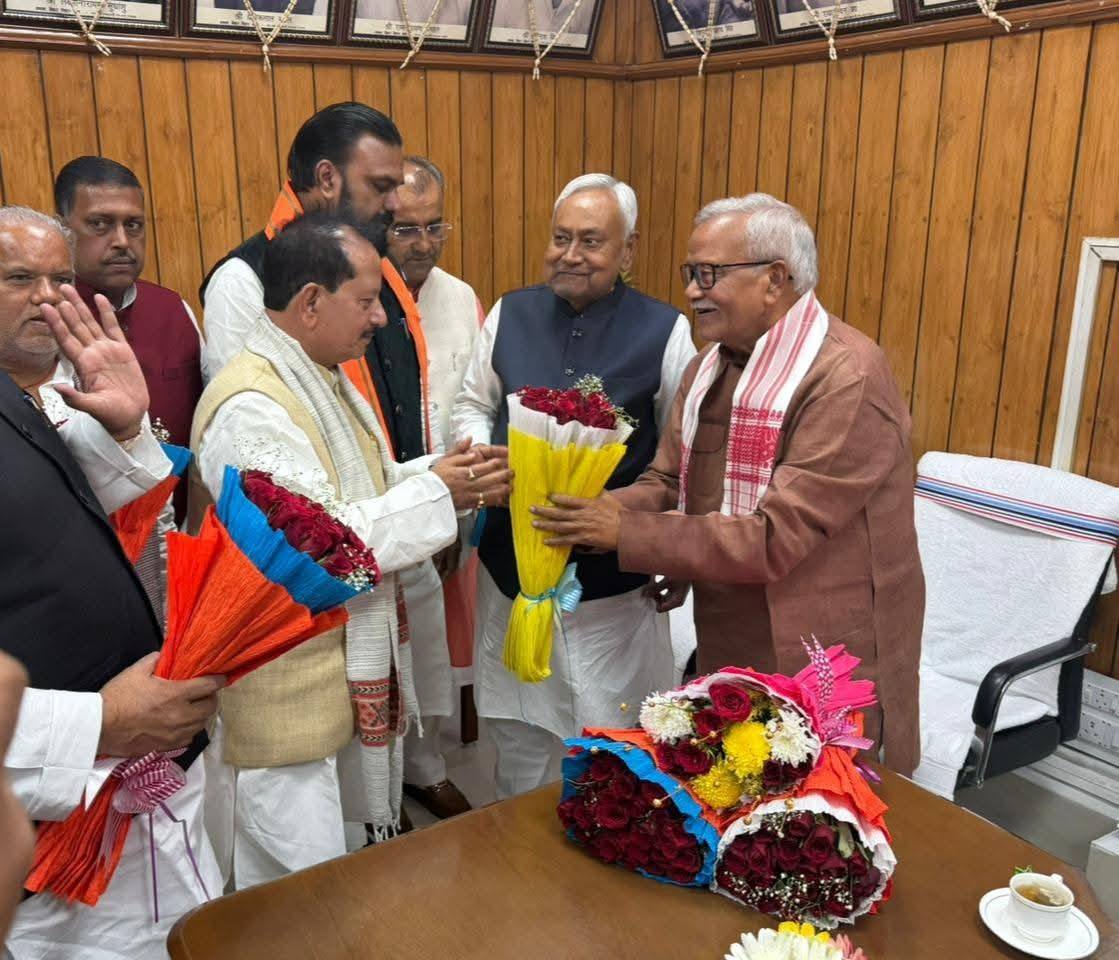 विधानमंडल सत के पहले दिन प्रोटेम स्पीकर से शीष्टाचार मुलाकात करते उपमुख्यमंत्री और मुख्यमंत्री