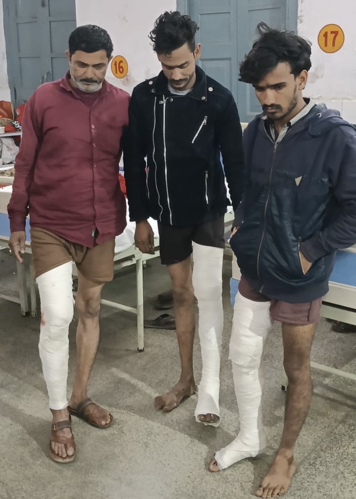 मुठभेड़ के बाद घायल अवस्था में गिरफ्तार गौकशी गिरोह के तीनों आरोपी मुठभेड़ के बाद घायल अवस्था में गिरफ्तार गौकशी गिरोह के तीनों आरोपी