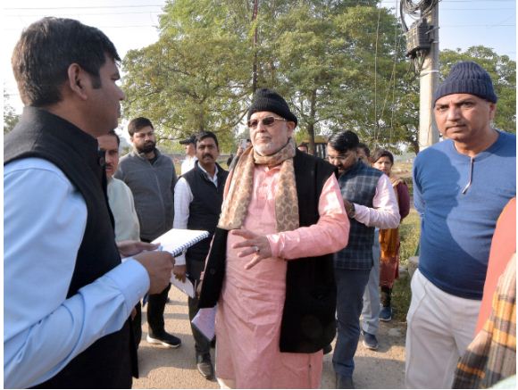 निरीक्षण के दौरान वार्ता करते मंत्री सुरेश खन्ना