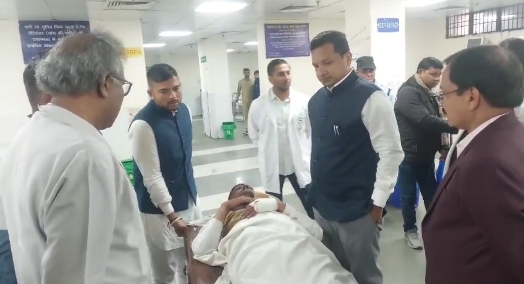 1आरटीके4ः पीजीआई में घायलों का हालचाल जानते हुए उपायुक्त सचिन गुप्ता.