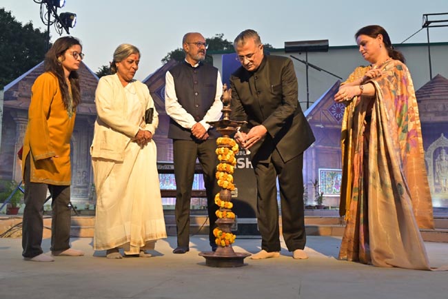 दीप प्रज्ज्वलित करते