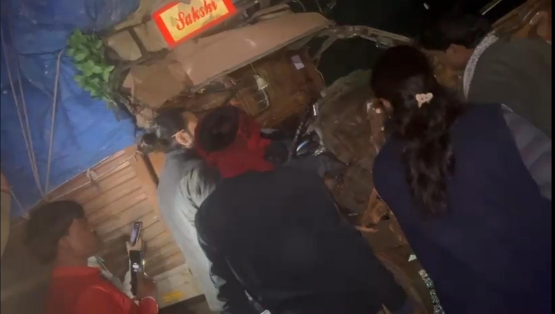 दो ट्रकों की आमने-सामने भीषण भिड़ंत , एक की मौत