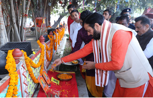 हरियाणा के मुख्यमंत्री नायब सैनी वट वृक्ष की पूजा करते हुए