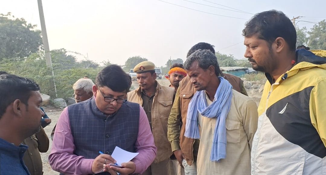 जांच करते एसडीएम