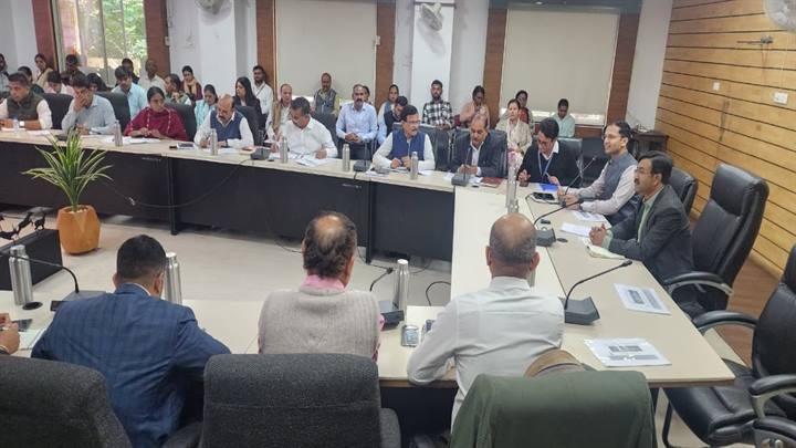 समीक्षा बैठक में विधानसभा-वार प्रगति की समीक्षा समीक्षा बैठक में विधानसभा-वार प्रगति की समीक्षा