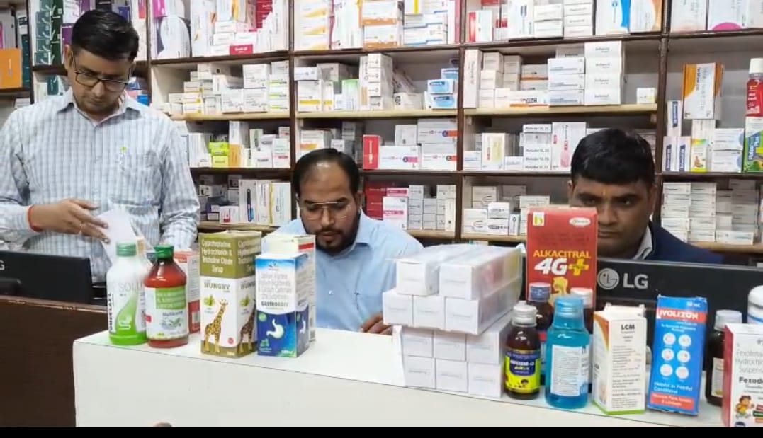 फैंसड्रिल कैफ सिरफ की जांच पड़ताल करते हुए औषधि निरक्षक रजत कुमार पांडेय