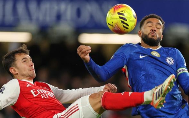 आर्सेनल के मार्टिन जुबिमेंडी (बाएं) चेल्सी के रीस जेम्स के साथ बॉल के लिए चैलेंज करते हुए
