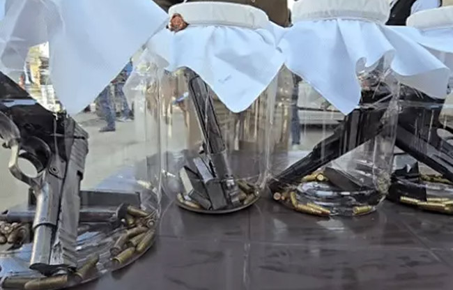 सोनीपत आरोपियों से बरामद हथियार व जिंदा गोलियां।