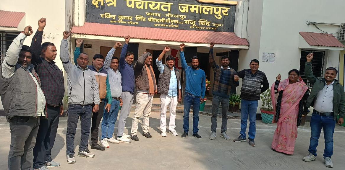 ब्लाक मुख्यालय जमालपुर पर काली पट्टी बांध कर विरोध प्रदर्शन करते ग्राम पंचायत सचिव.