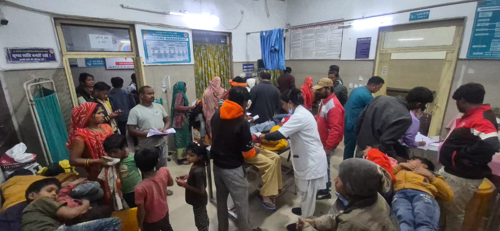 दमोह-बच्चों ने अरंडी के बीज खाये,हालत खराब दो दर्जन के करीब जिला चिकित्सालय पहुंचे