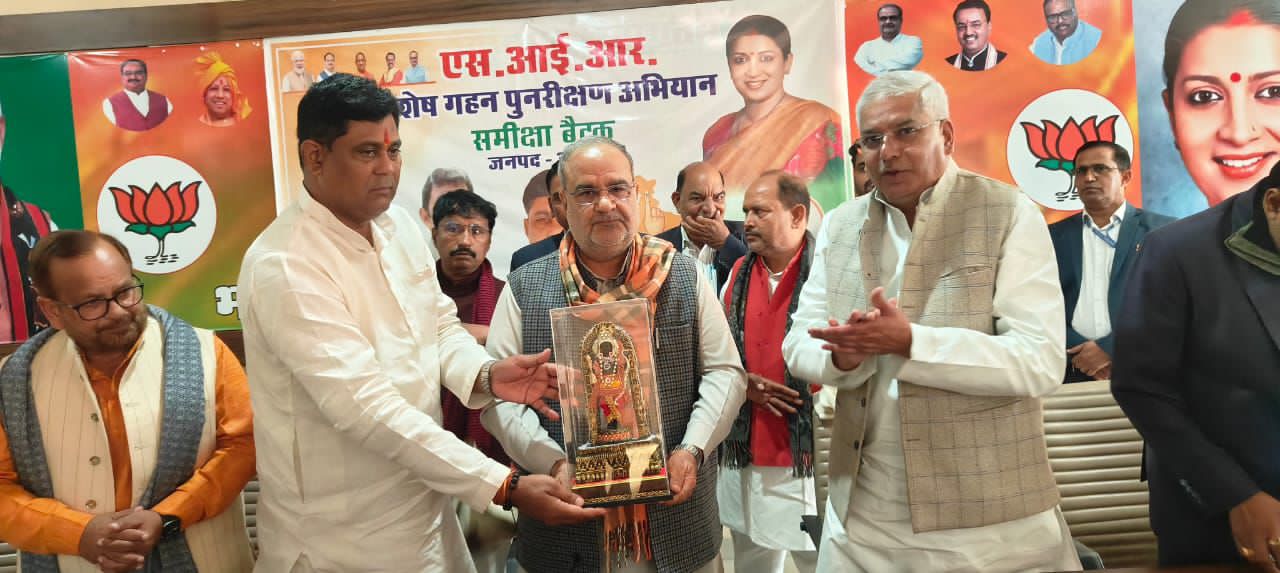 भाजपा जिला अध्यक्ष द्वारा पुष्प कुछ भेंट करते हुए