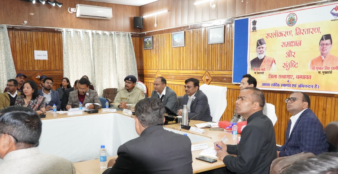 समीक्षा बैठक लेते मुख्य सचिव