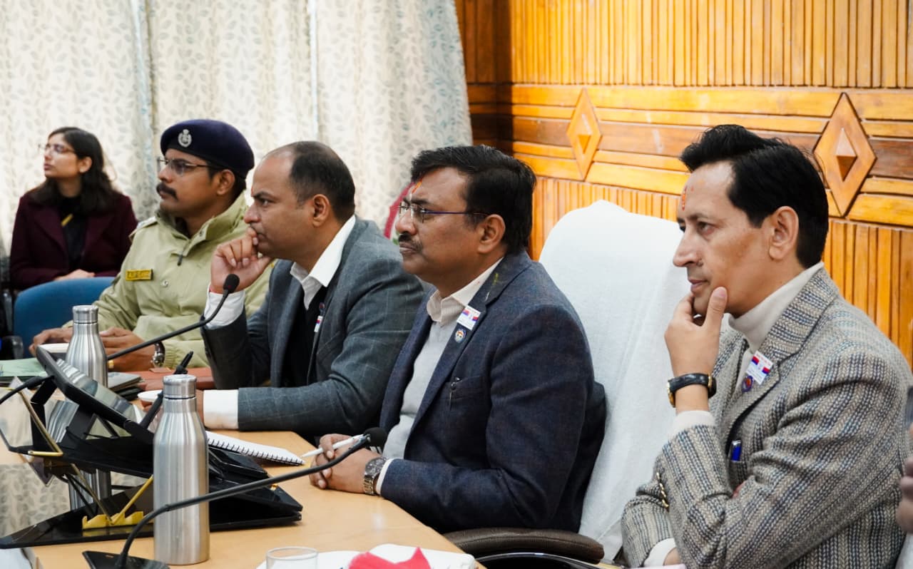 समीक्षा बैठक लेते मुख्य सचिव