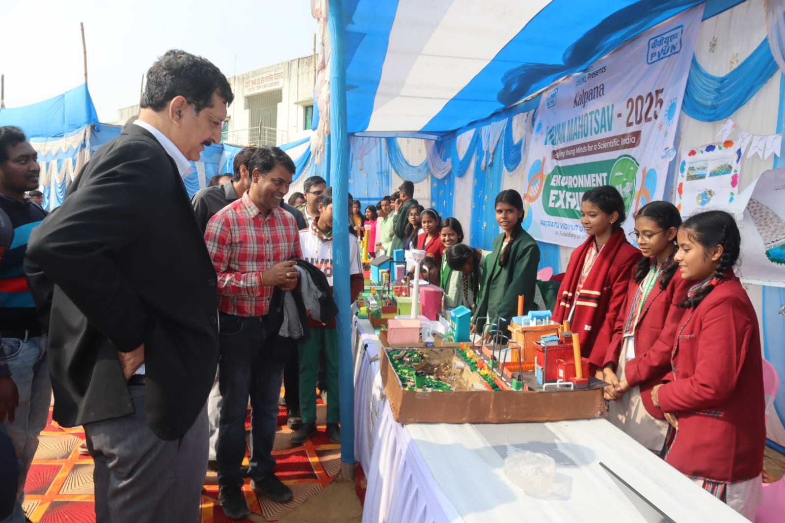 फेयर का निरीक्षण करते पीवीयूएनएल के सीईओ फेयर का निरीक्षण करते पीवीयूएनएल के सीईओ