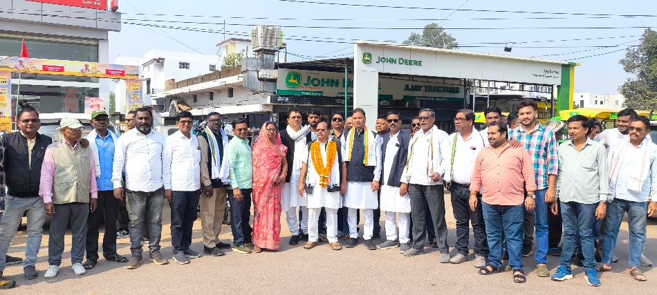 एआइसीसी ओबीसी विभाग में राष्ट्रीय समन्वयक नियुक्त होने के बाद पूर्व विधायक लेखराम साहू का स्वागत करते हुए कांग्रेस के नेता एवं कार्यकर्ता।