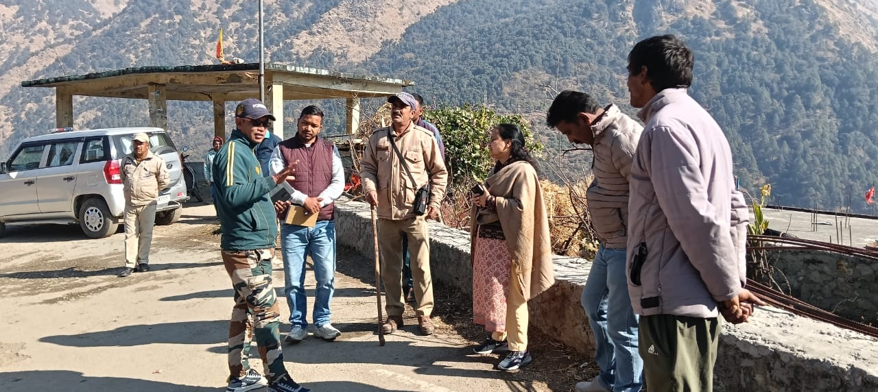 पाही गांव में वन विभाग की टीम के साथ पहुंची एसडीएम शालिनी नेगी पाही गांव में वन विभाग की टीम के साथ पहुंची एसडीएम शालिनी नेगी