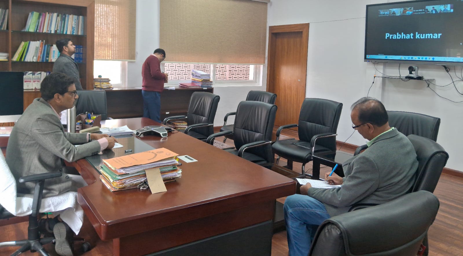 बैठक में अपर मुख्‍य सचिव अजय सिंह समेत अन्‍य