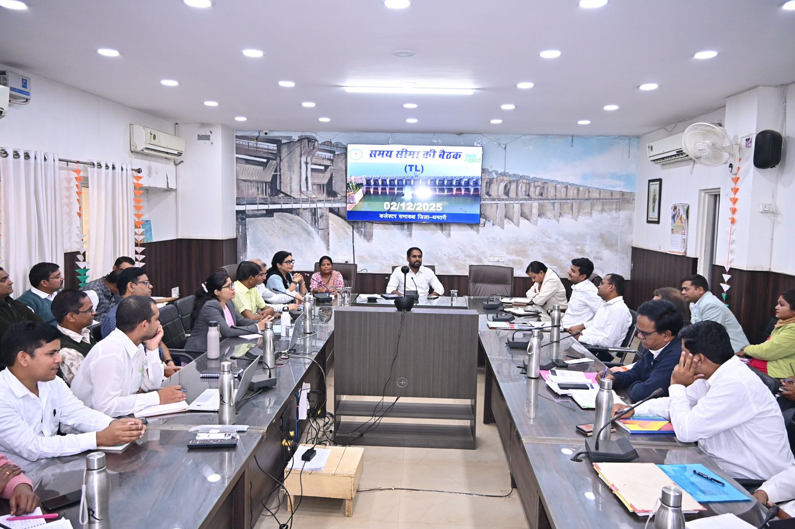 बैठक को संबोधित करते हुए कलेक्टर अबिनाश मिश्रा.