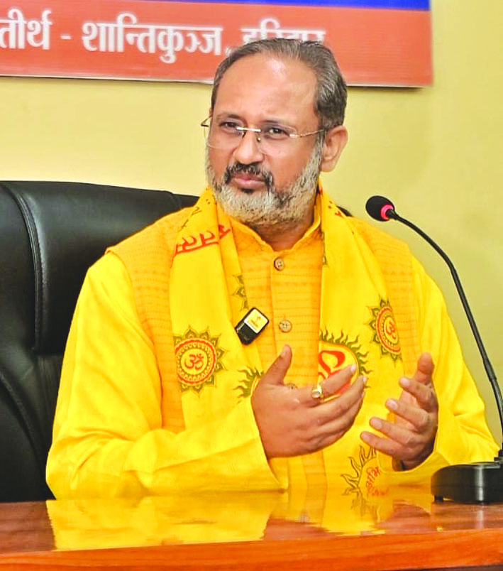 पत्रकारों से वार्ता करते चिन्मय पण्ड्या