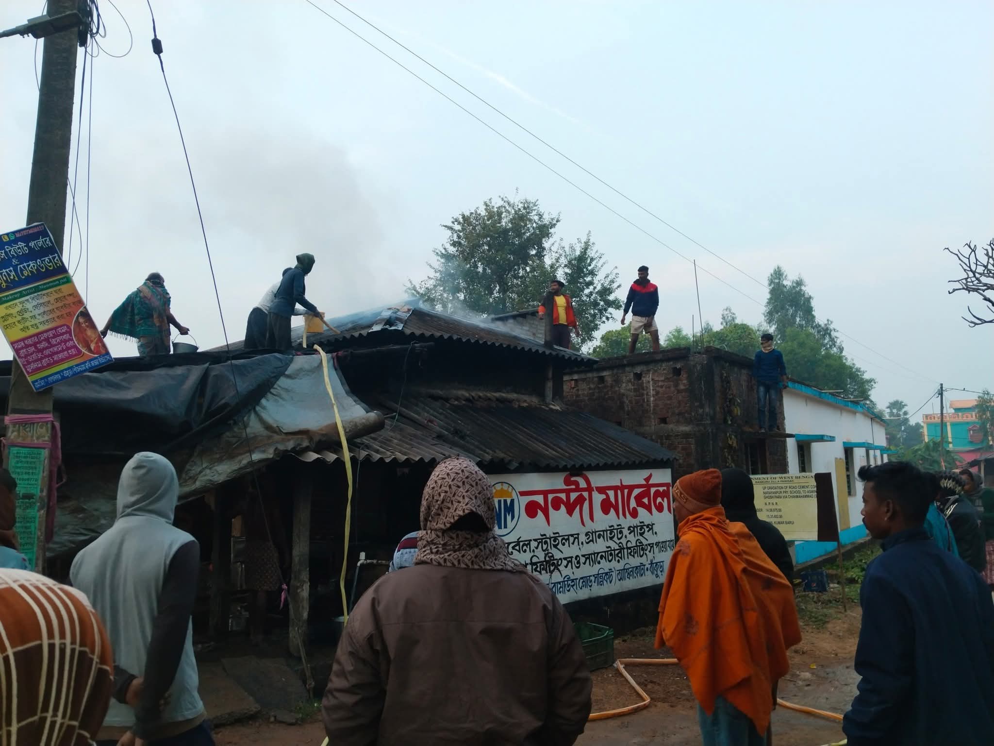 नारायणपुर बाज़ार में मिष्ठान्न दुकान में लगी भीषण आग