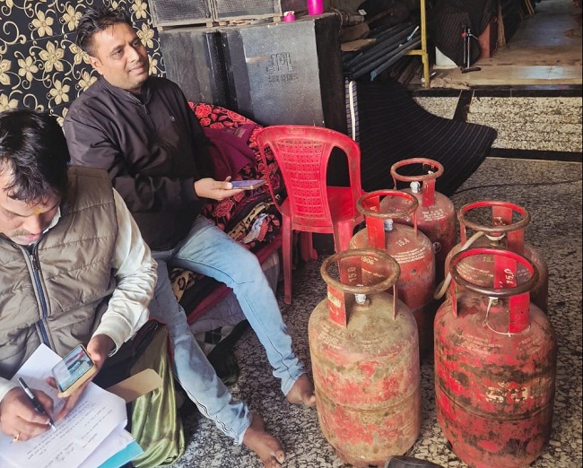 5 सिलेण्डर जब्त