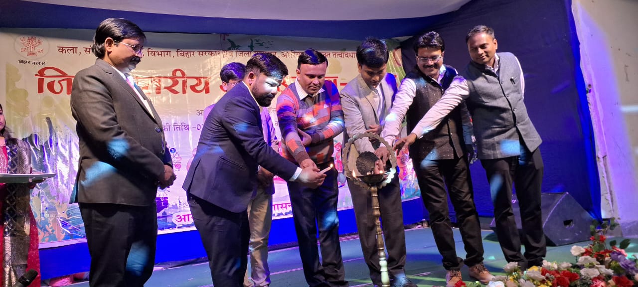 अररिया फोटो:अधिकारी दीप प्रज्वलित करते