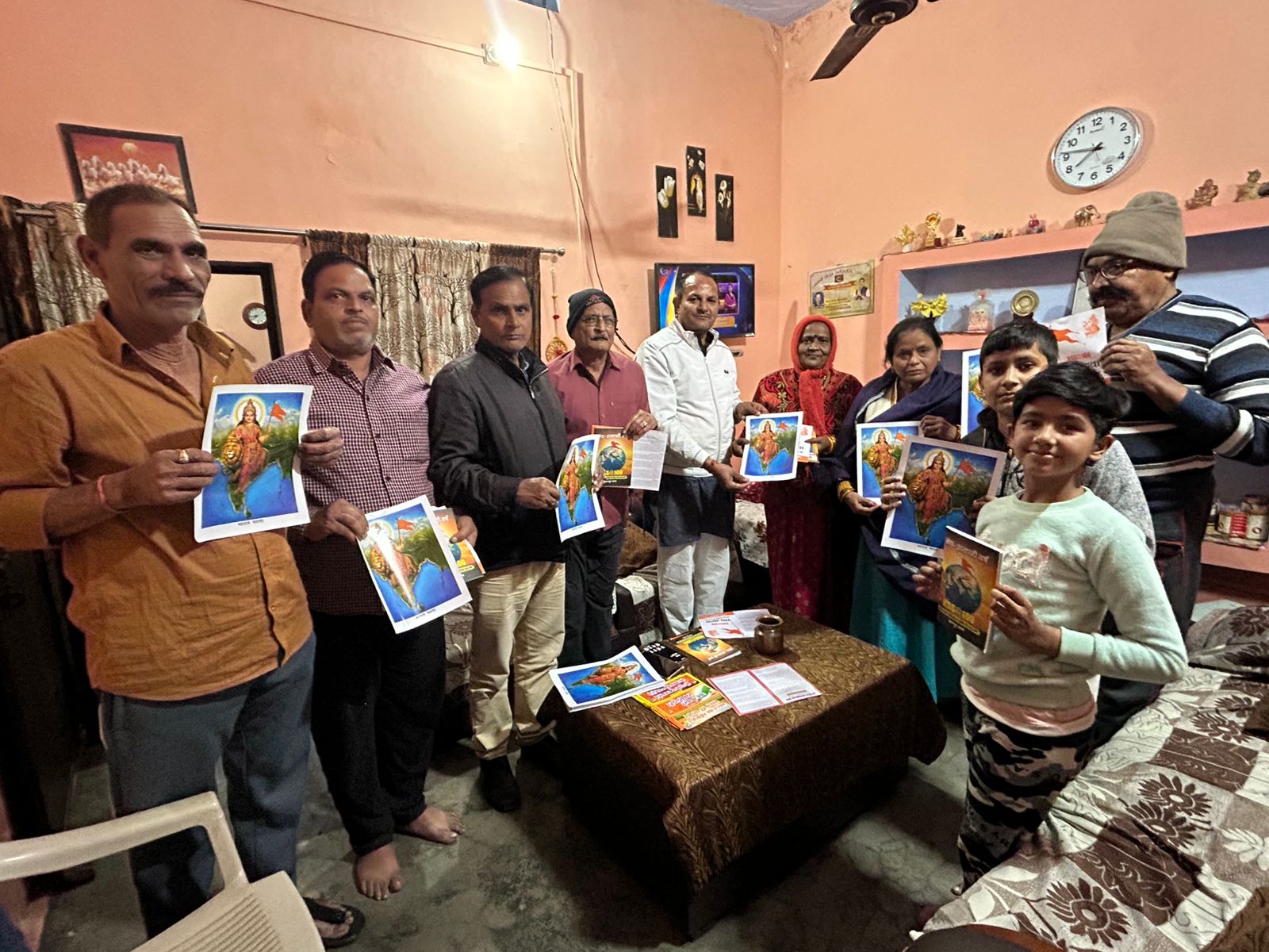 लोगों को संघ के उद्देश्य से परिचित कराते स्वयंसेवक