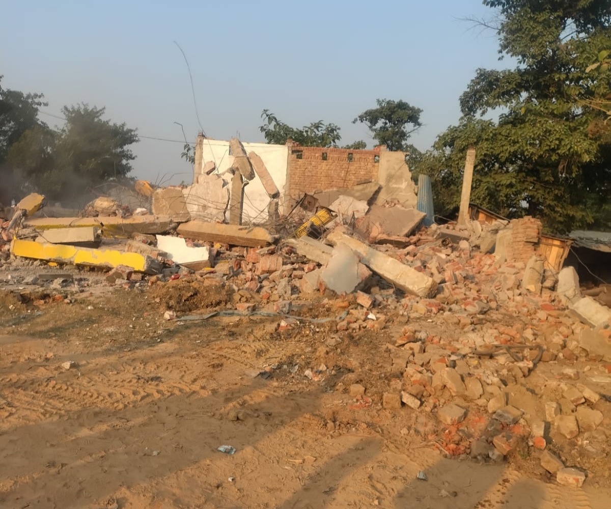 गिराया गया बना घर