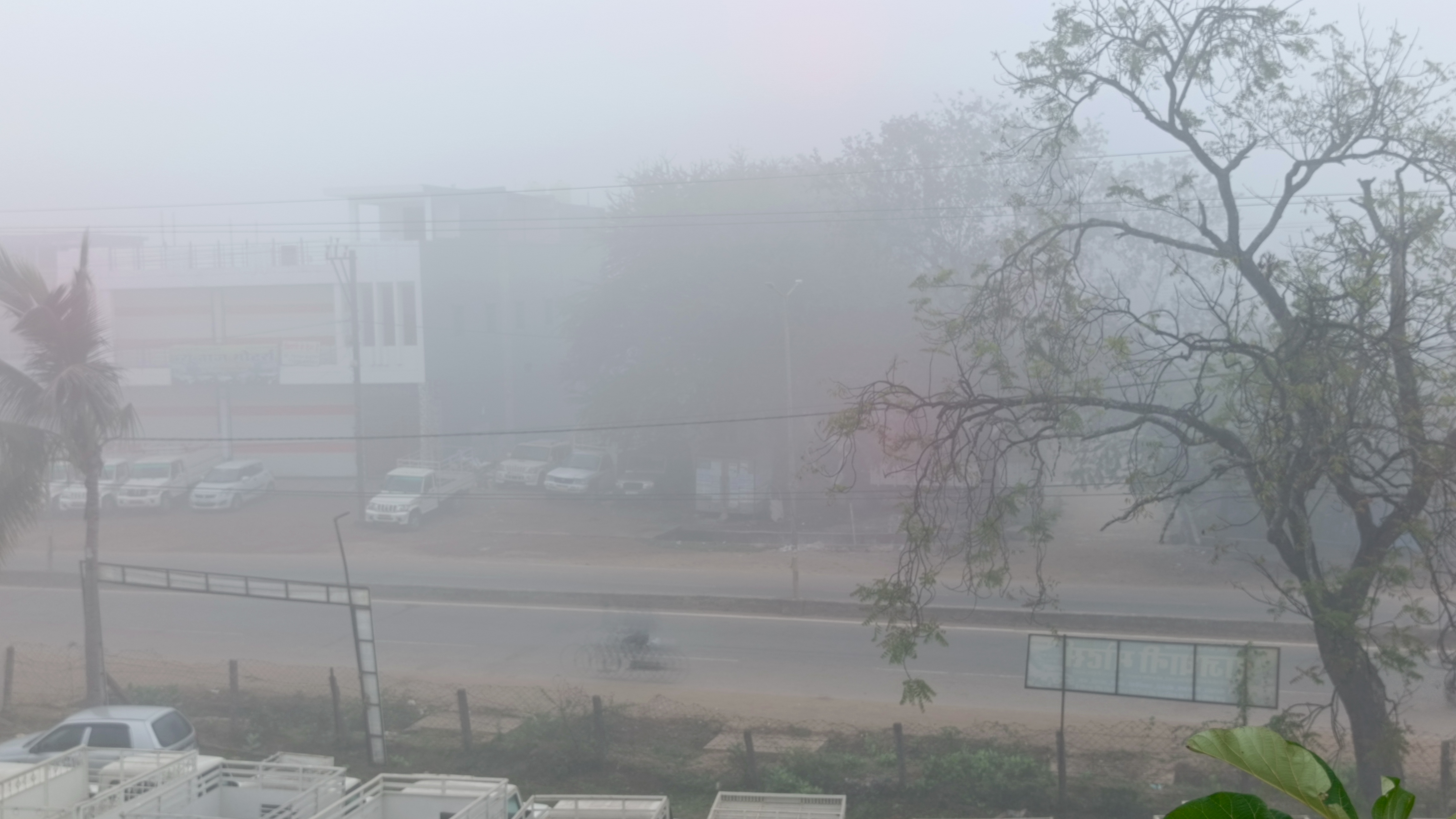 वातावरण में कोहरा छाया रहा। वातावरण में कोहरा छाया रहा।