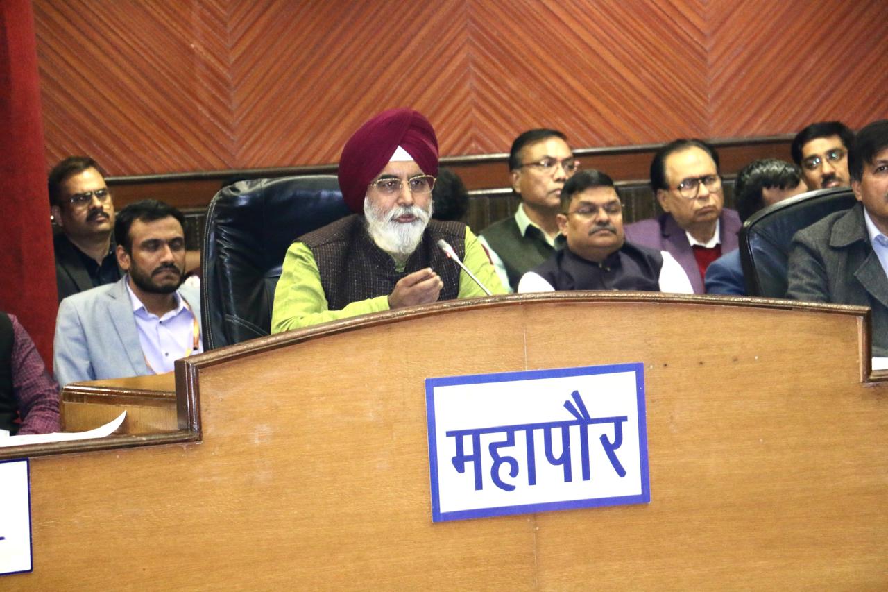 महापौर राजा इकबाल सिंह सदन की बैठक की अध्यक्षता करते हुए।
