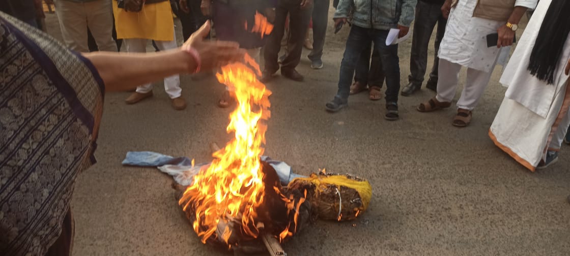पुतला दहन करते हुए पुतला दहन करते हुए