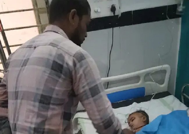 परिजन अस्पताल में बच्चे के साथ