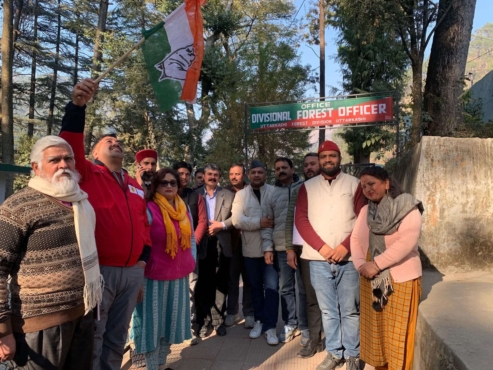 भालू के बढ़ते हमलों से नाराज कांग्रेसियों ने किया वन विभाग का घेराव भालू के बढ़ते हमलों से नाराज कांग्रेसियों ने किया वन विभाग का घेराव