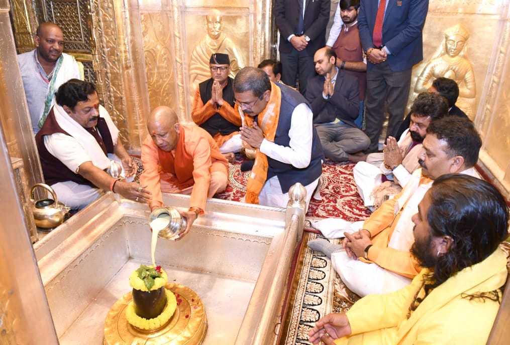 सीएम योगी और केन्द्रीय मंत्री धर्मेन्द्र प्रधान काशी विश्वनाथ मंदिर में