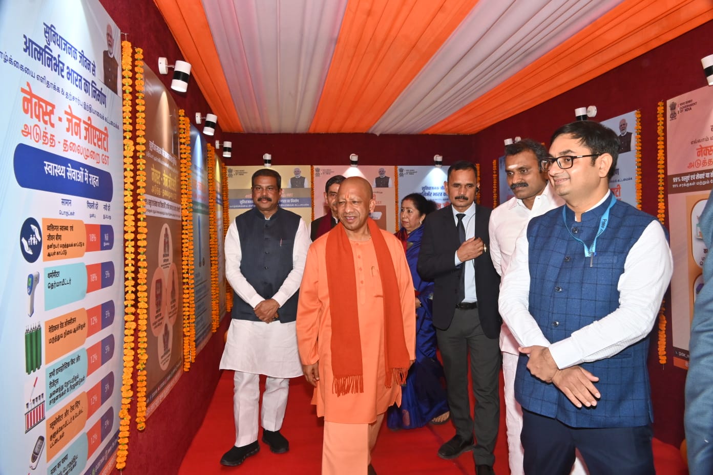 प्रदर्शनी में मुख्यमंत्री और केन्द्रीय मंत्री प्रदर्शनी में मुख्यमंत्री और केन्द्रीय मंत्री