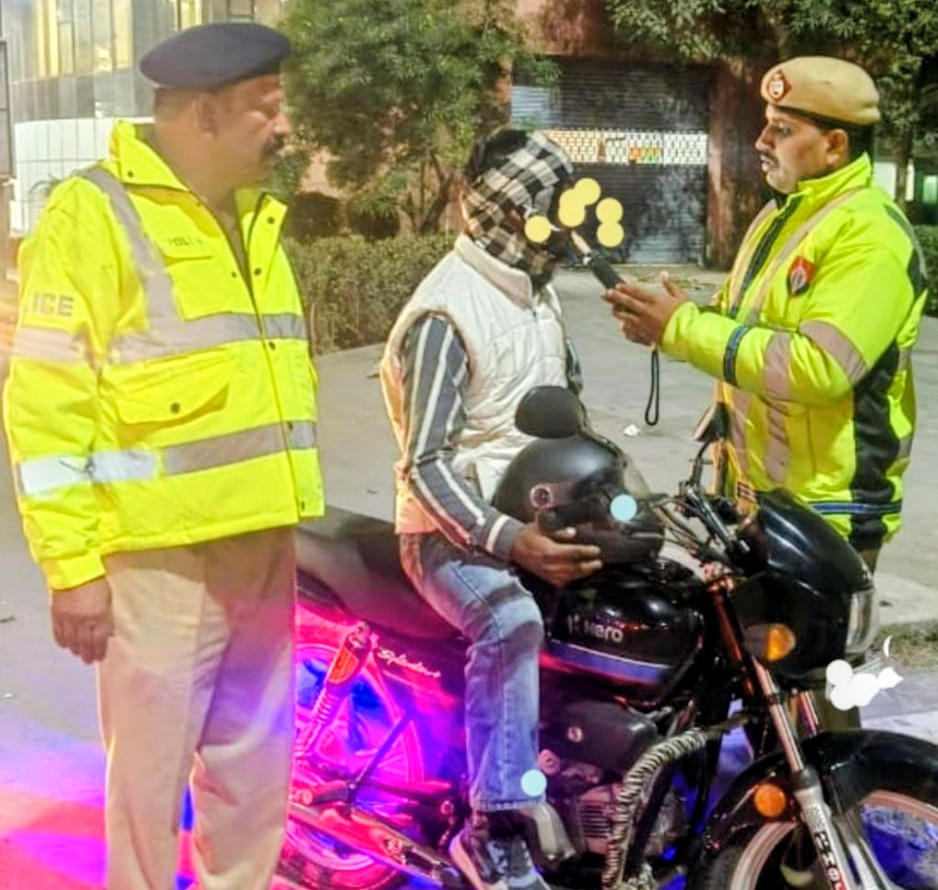 पानीपत में वाहनों के चालान करती ट्रैफिक पुलिस