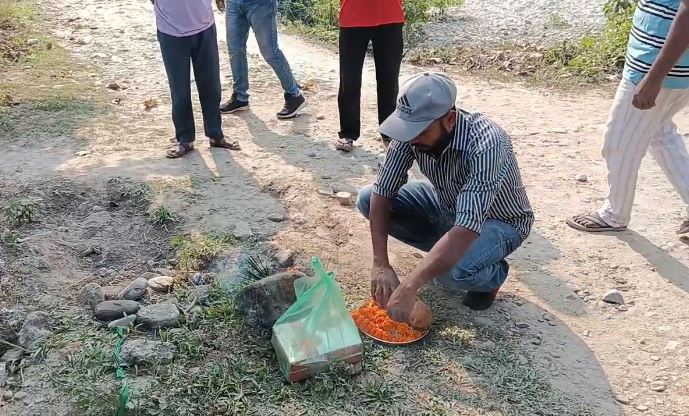 सड़क का शिलान्यास करते अजय उरांव