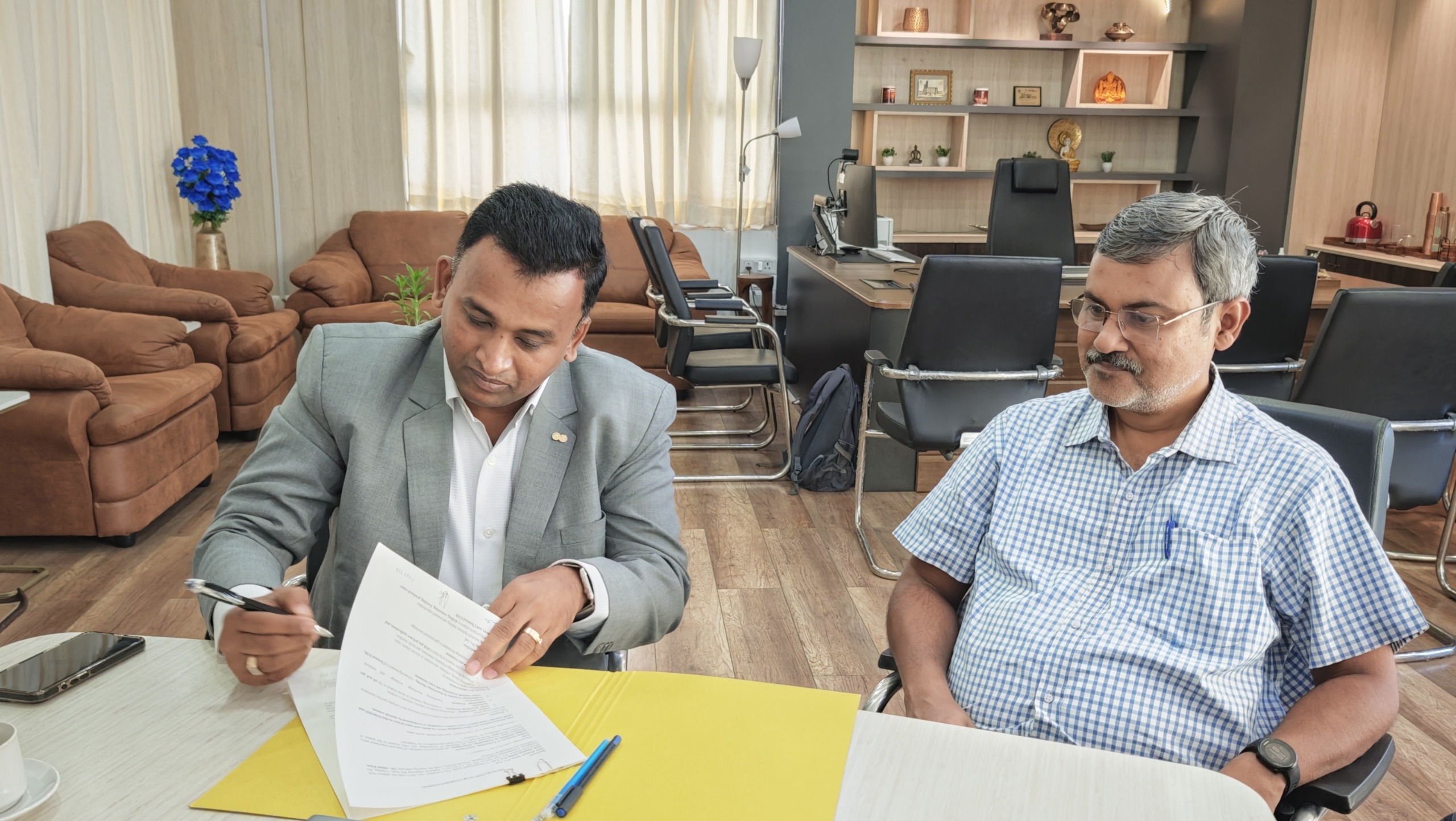 आईआईटी खड़गपुर और एसएनएफ फ्लोपैम इंडिया प्रा. लि. के प्रतिनिधि एमओयू पर हस्ताक्षर करते हुए