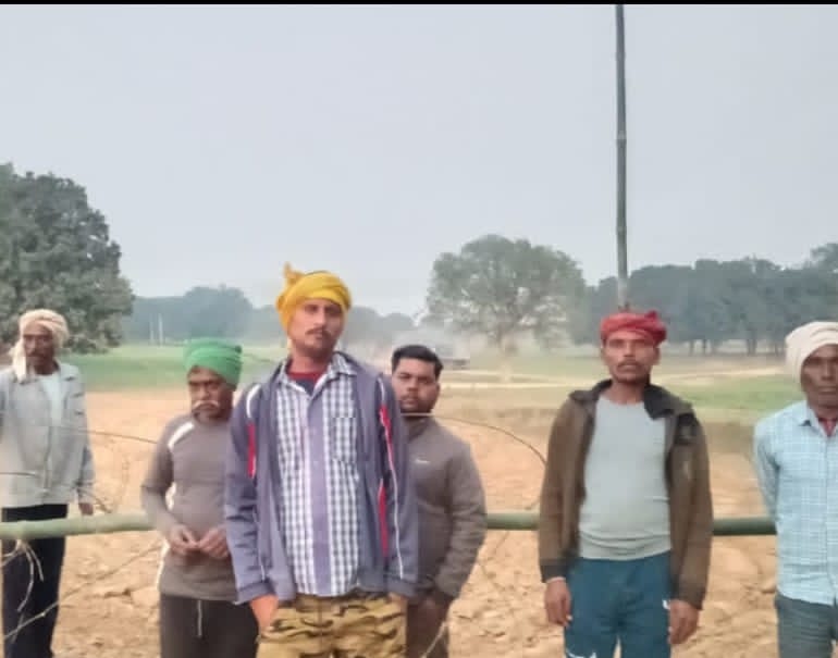 मौरंग खदान संचालकों की मनमानी का विरोध करते किसान मौरंग खदान संचालकों की मनमानी का विरोध करते किसान