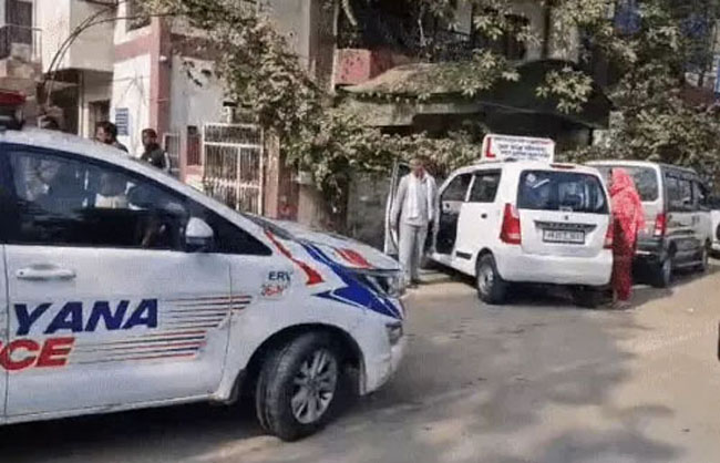 मौके पर मौजूद पुलिस। मौके पर मौजूद पुलिस।