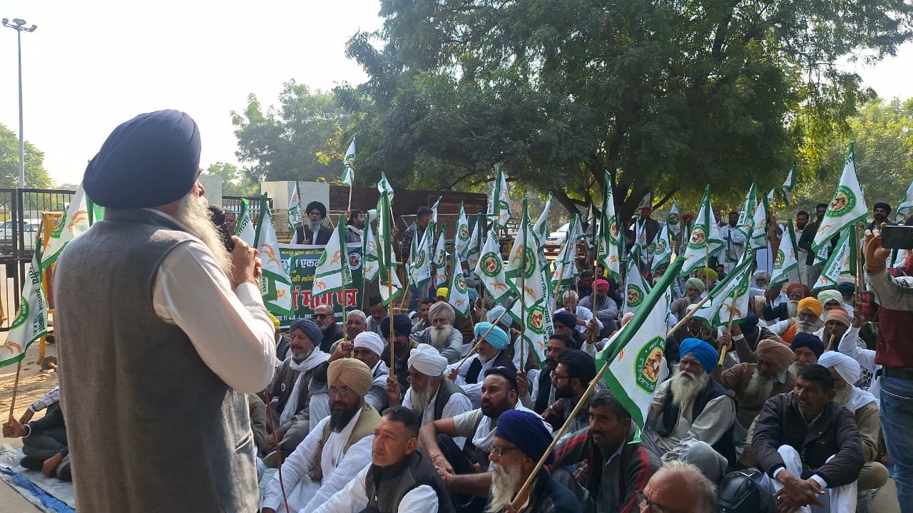 सिरसा के लघुसचिवालय के बाहर धरना-प्रदर्शन करते किसान।