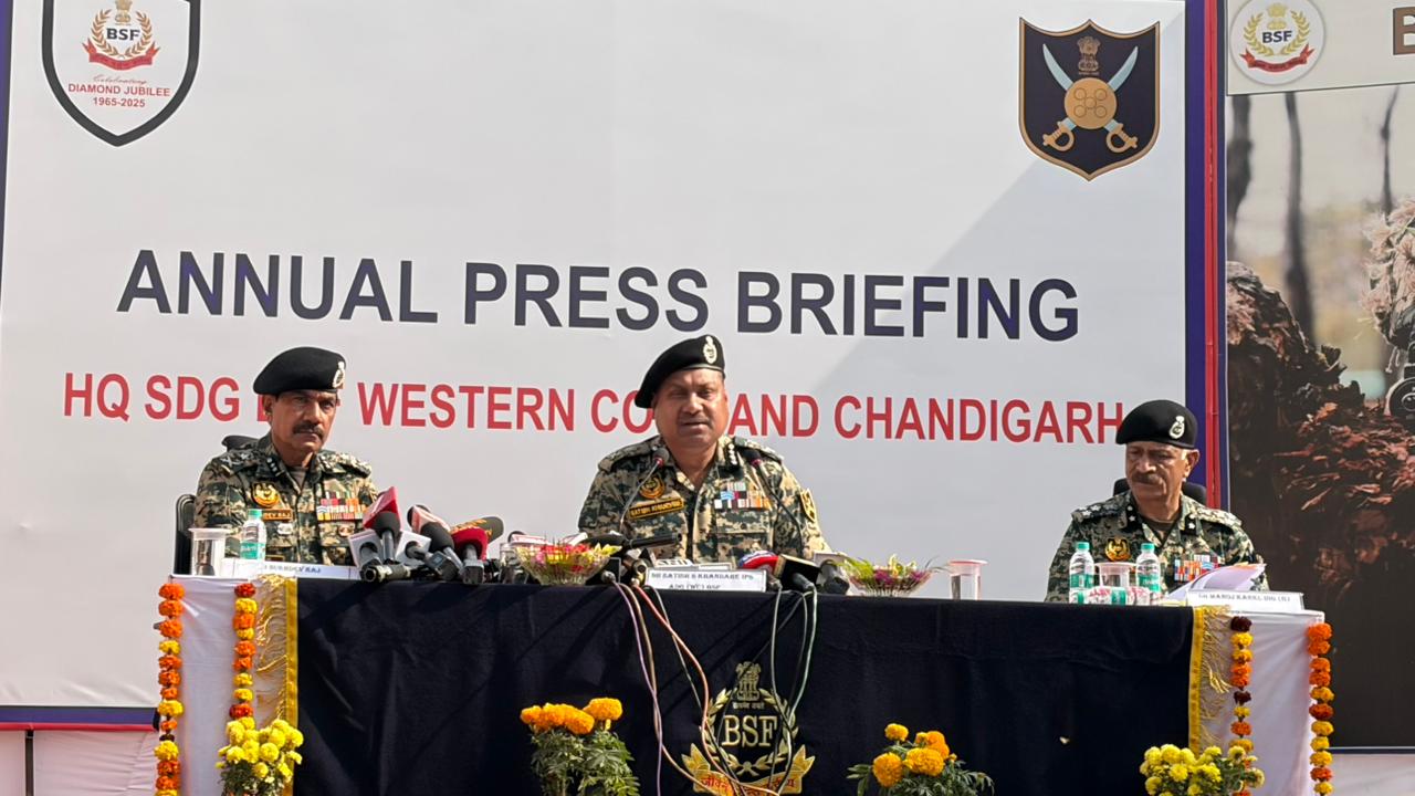 सीमा सुरक्षा बल पश्चिमी कमान के एडीजी सतीश एस खंडारे  पत्रकाराें से बातचीत करते हुए