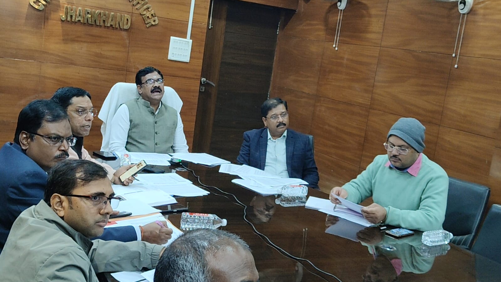 बैठक करते मुख्य निर्वाचन पदाधिकारी सहित अन्य बैठक करते मुख्य निर्वाचन पदाधिकारी सहित अन्य